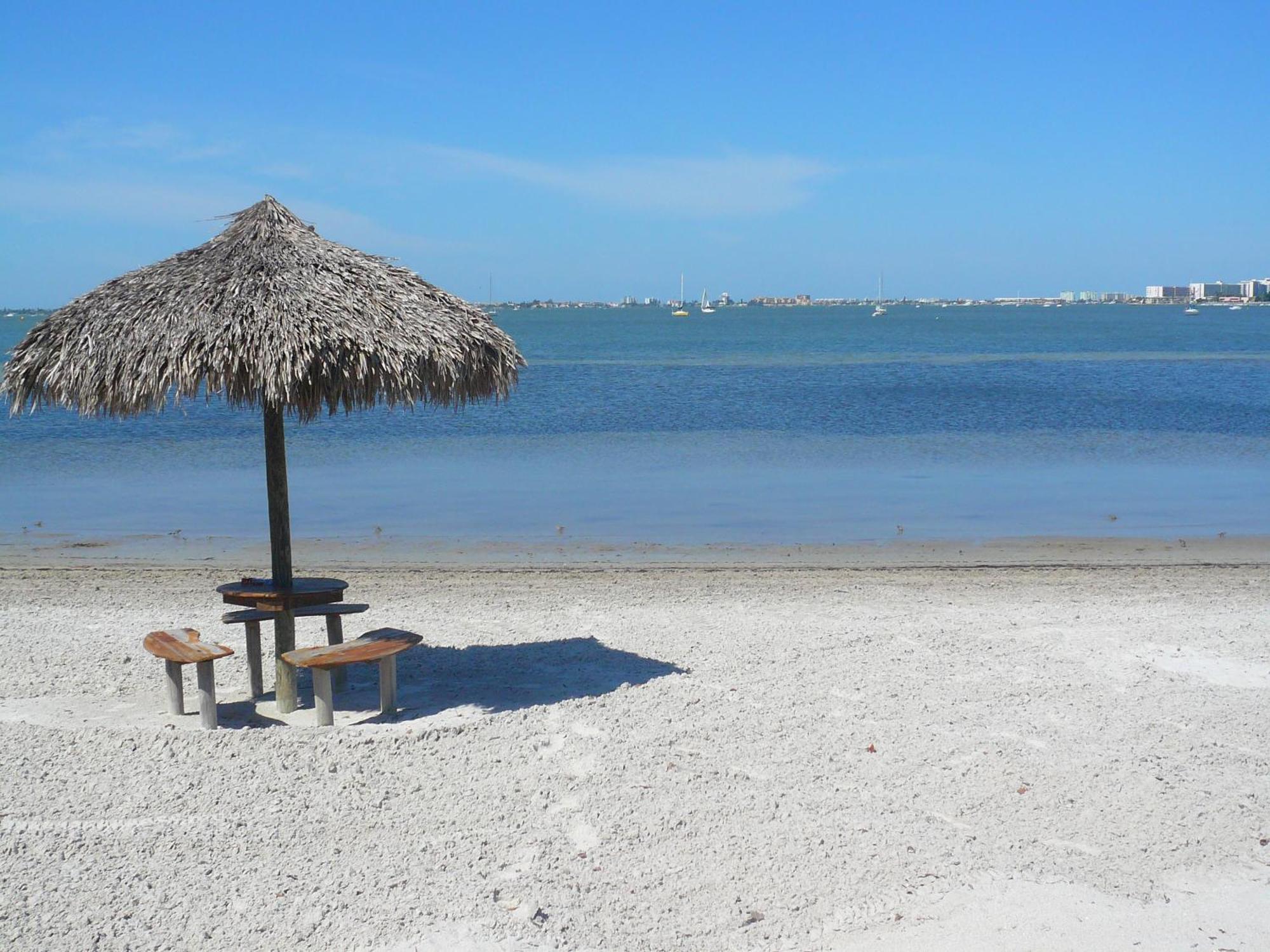 Affordable Two Bedroom Tropical Condo - Private Beach, Pools, Hot Tub St. Petersburg Exterior foto