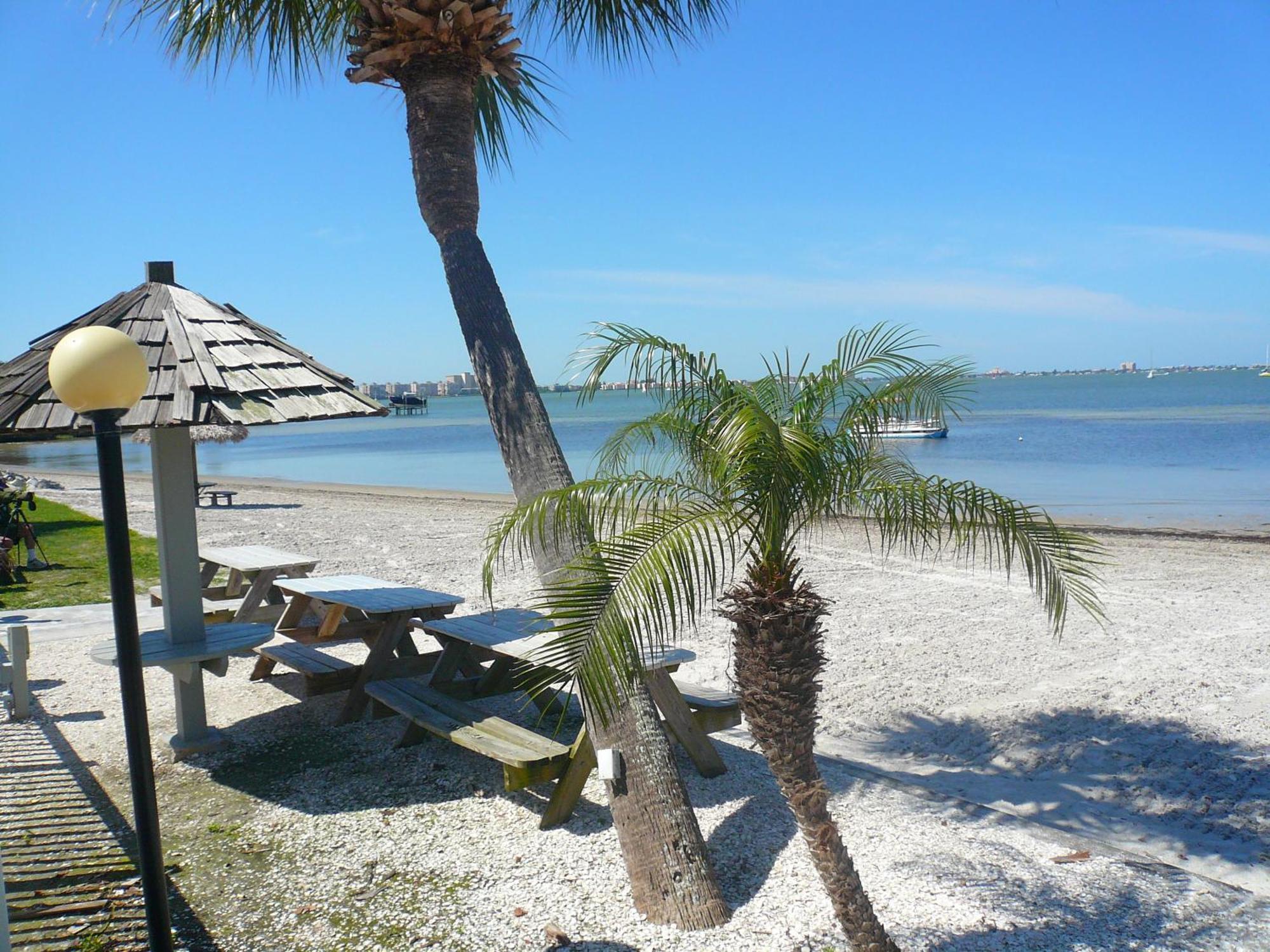 Affordable Two Bedroom Tropical Condo - Private Beach, Pools, Hot Tub St. Petersburg Exterior foto