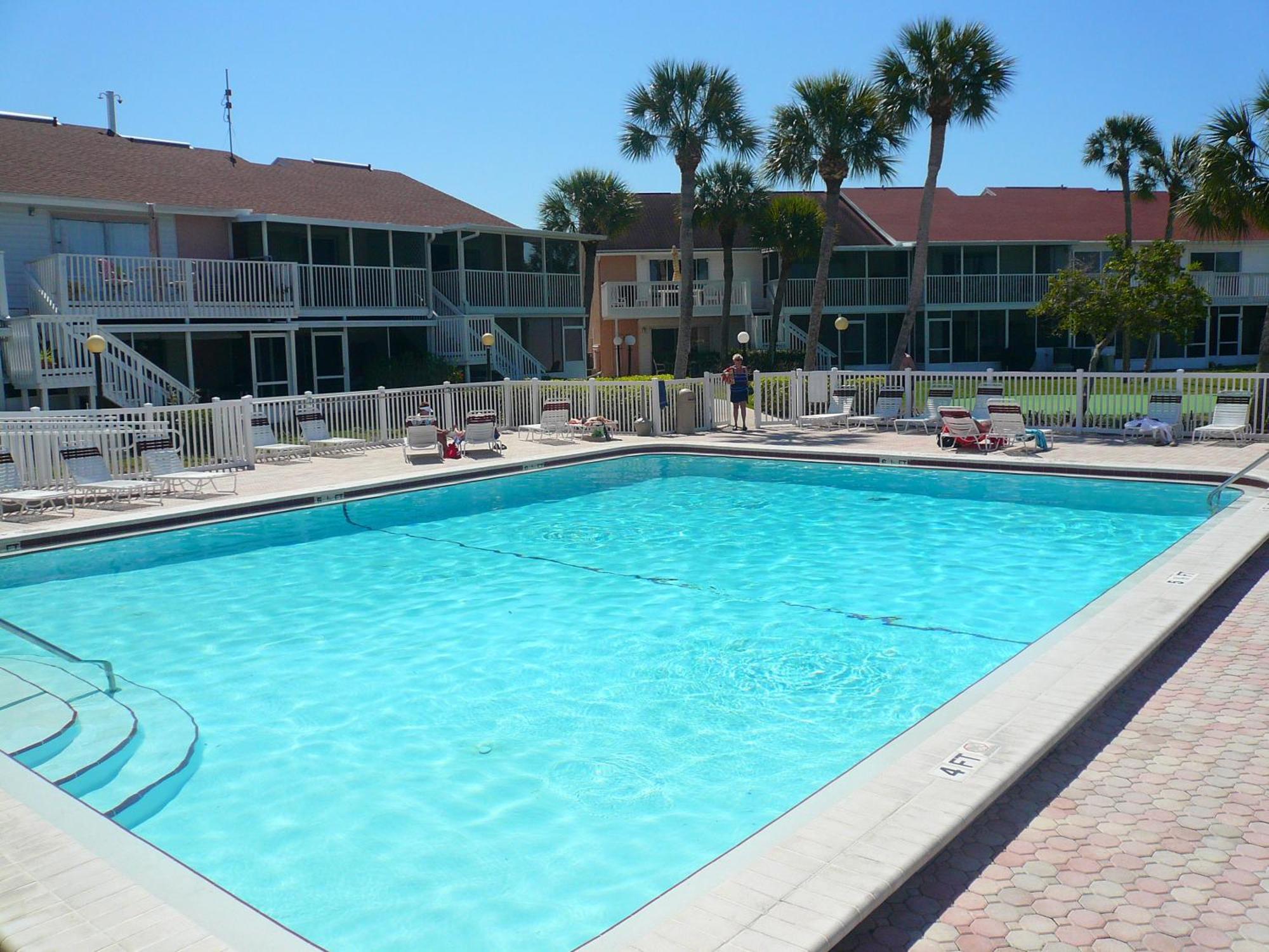 Affordable Two Bedroom Tropical Condo - Private Beach, Pools, Hot Tub St. Petersburg Exterior foto