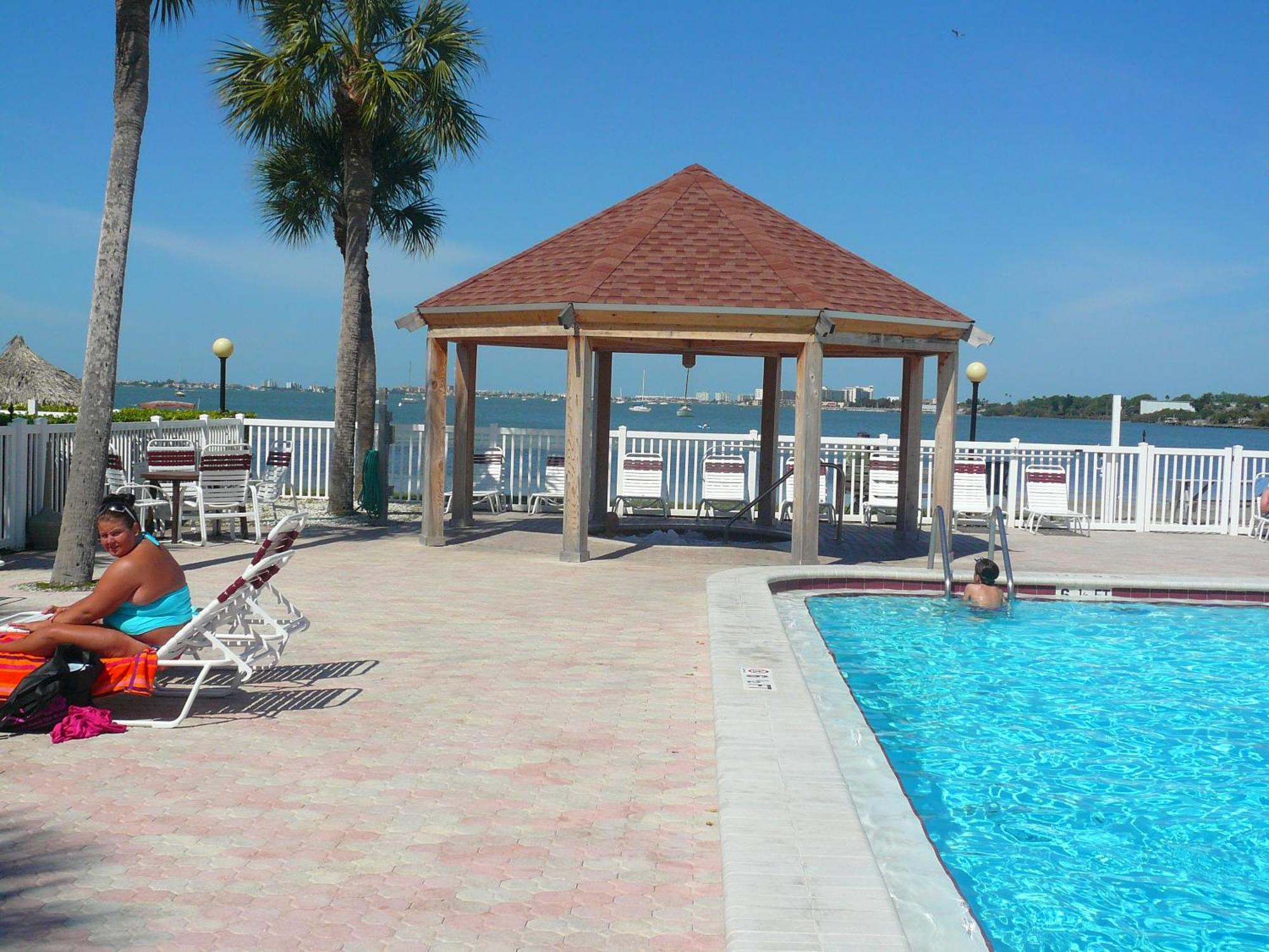 Affordable Two Bedroom Tropical Condo - Private Beach, Pools, Hot Tub St. Petersburg Exterior foto
