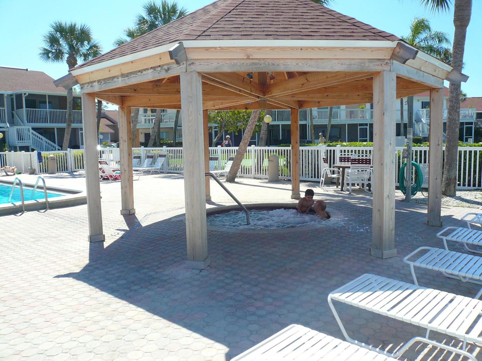 Affordable Two Bedroom Tropical Condo - Private Beach, Pools, Hot Tub St. Petersburg Exterior foto
