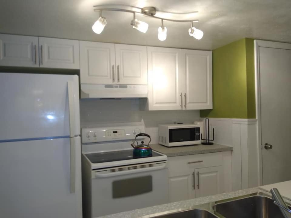 Affordable Two Bedroom Tropical Condo - Private Beach, Pools, Hot Tub St. Petersburg Exterior foto