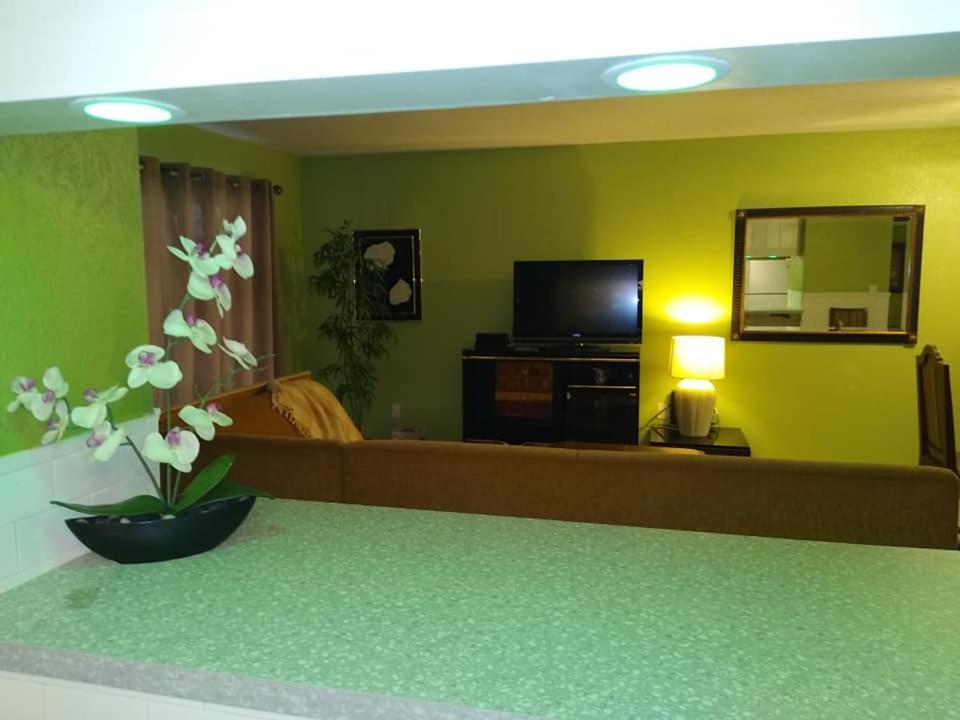 Affordable Two Bedroom Tropical Condo - Private Beach, Pools, Hot Tub St. Petersburg Exterior foto